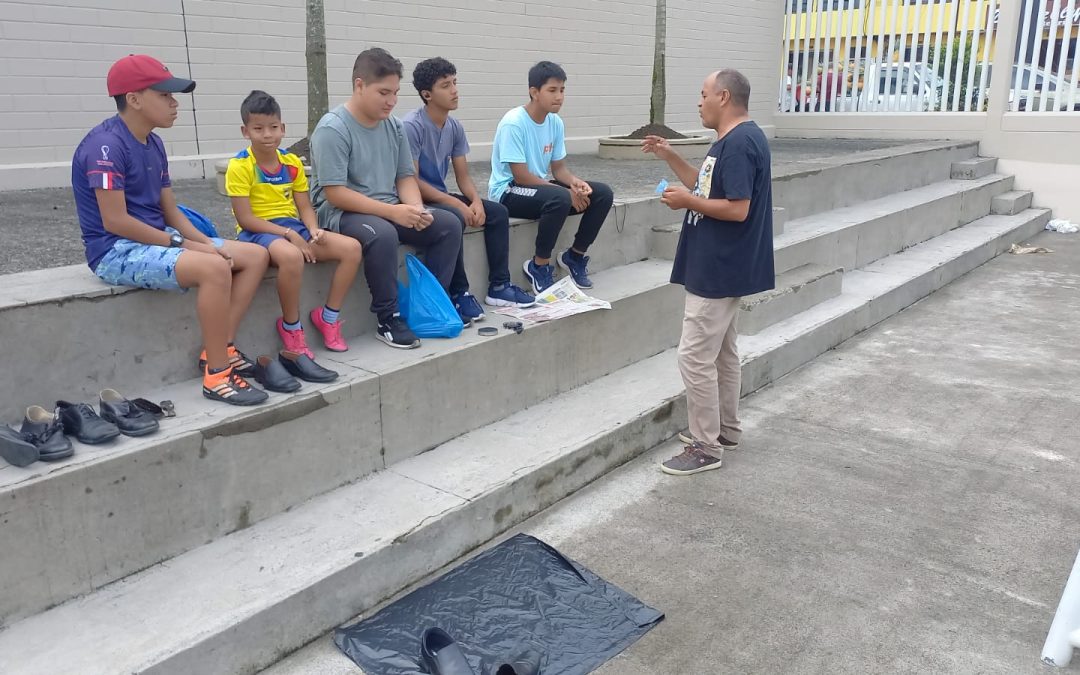 El valor del trabajo honrado: Los Hombres Jóvenes aprenden a lustrar zapatos
